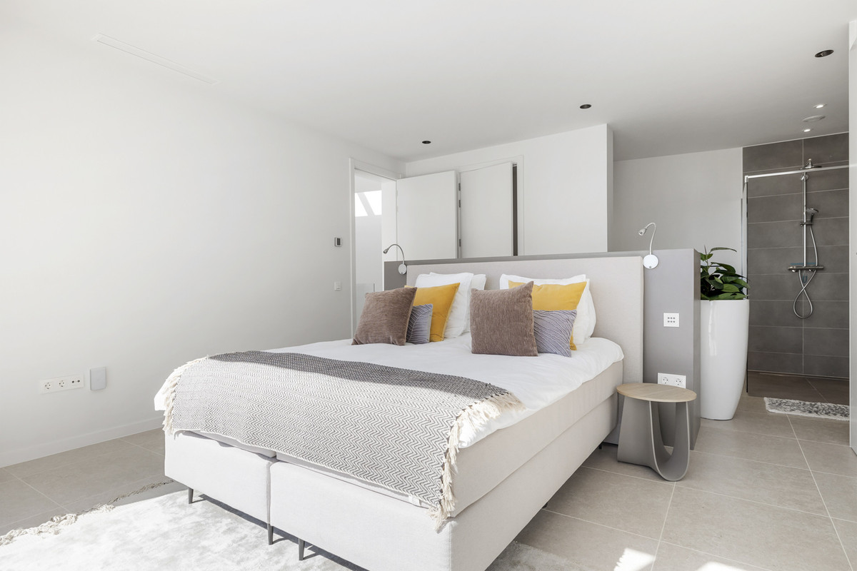 5 Bed Townhouse for sale in Benahavís Costa Del Sol, Málaga, Spain