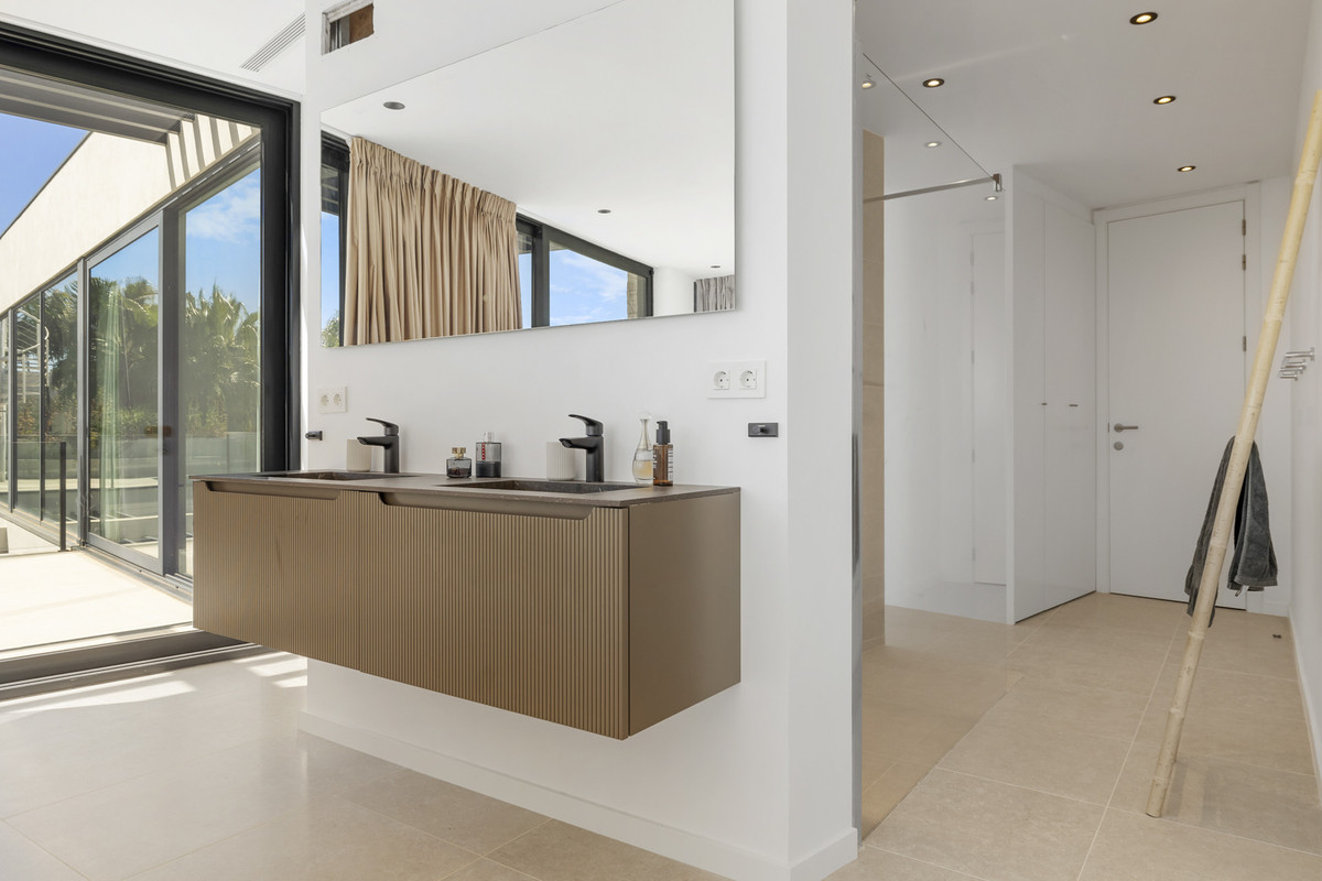 5 Bed Townhouse for sale in Benahavís Costa Del Sol, Málaga, Spain