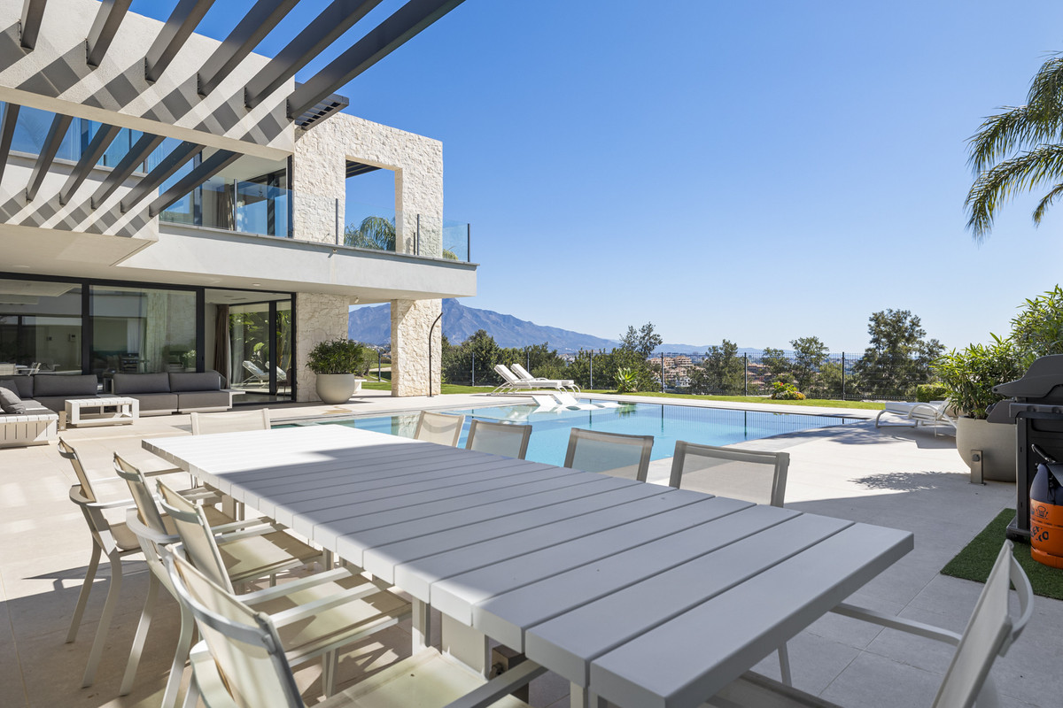 5 Bed Townhouse for sale in Benahavís Costa Del Sol, Málaga, Spain