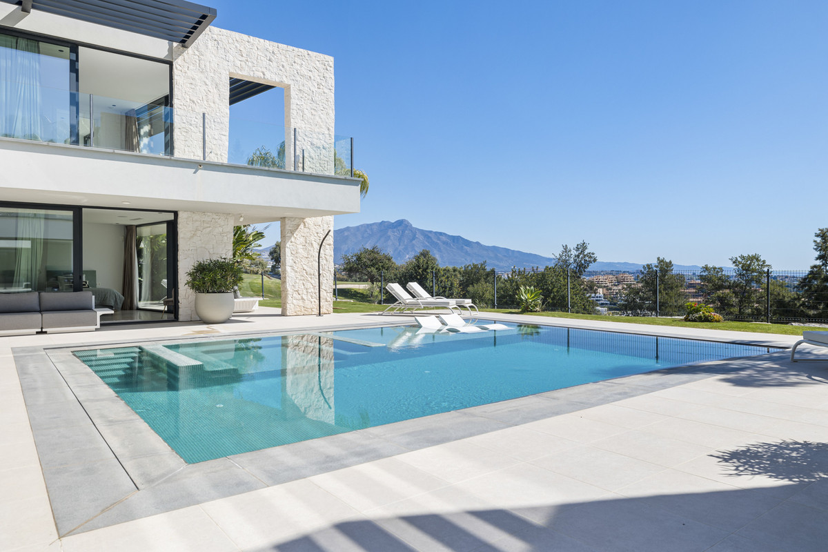 5 Bed Townhouse for sale in Benahavís Costa Del Sol, Málaga, Spain
