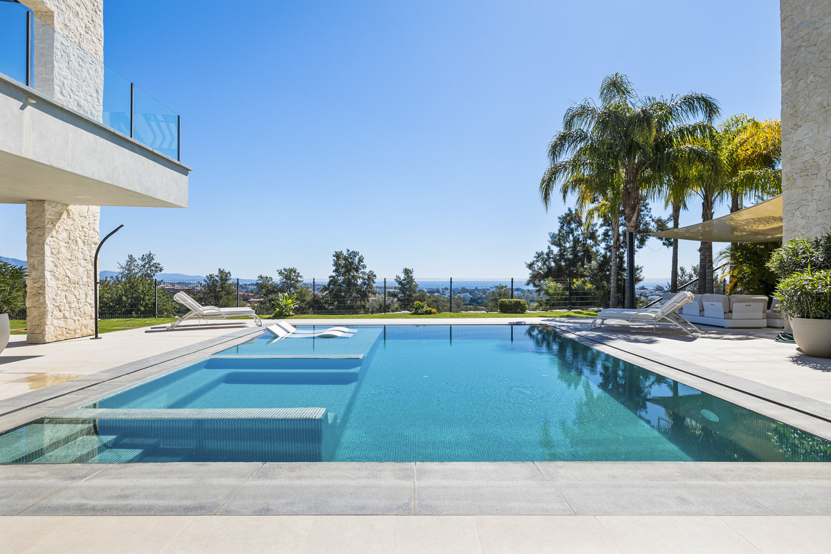 5 Bed Townhouse for sale in Benahavís Costa Del Sol, Málaga, Spain