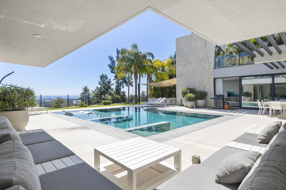 5 Bed Townhouse for sale in Benahavís Costa Del Sol, Málaga, Spain