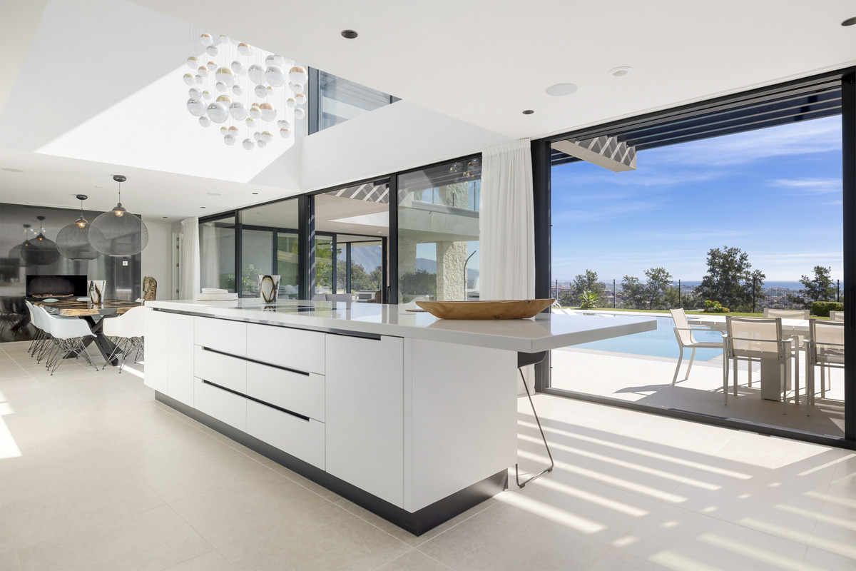 5 Bed Townhouse for sale in Benahavís Costa Del Sol, Málaga, Spain