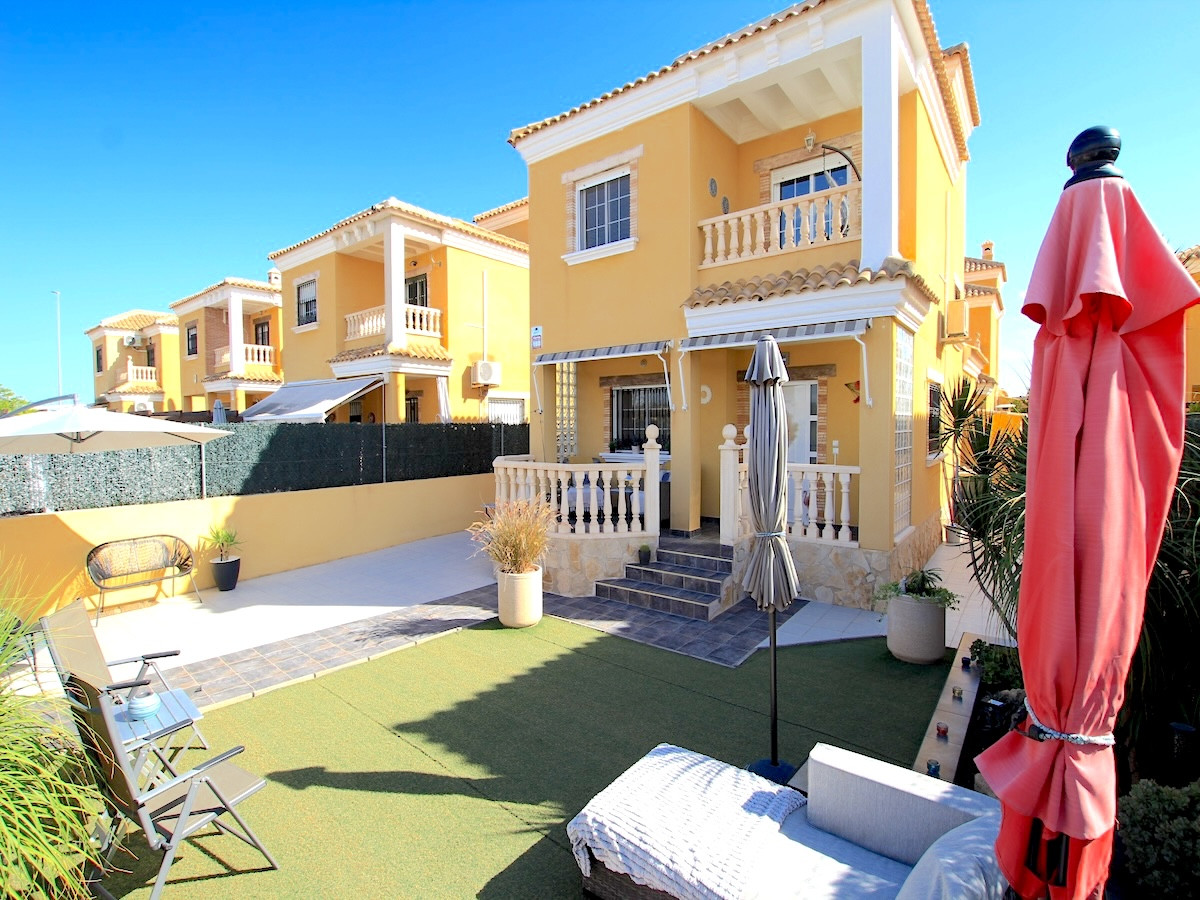 3 Bed Townhouse for sale in Guardamar Del Segura Costa Blanca, Alicante, Spain