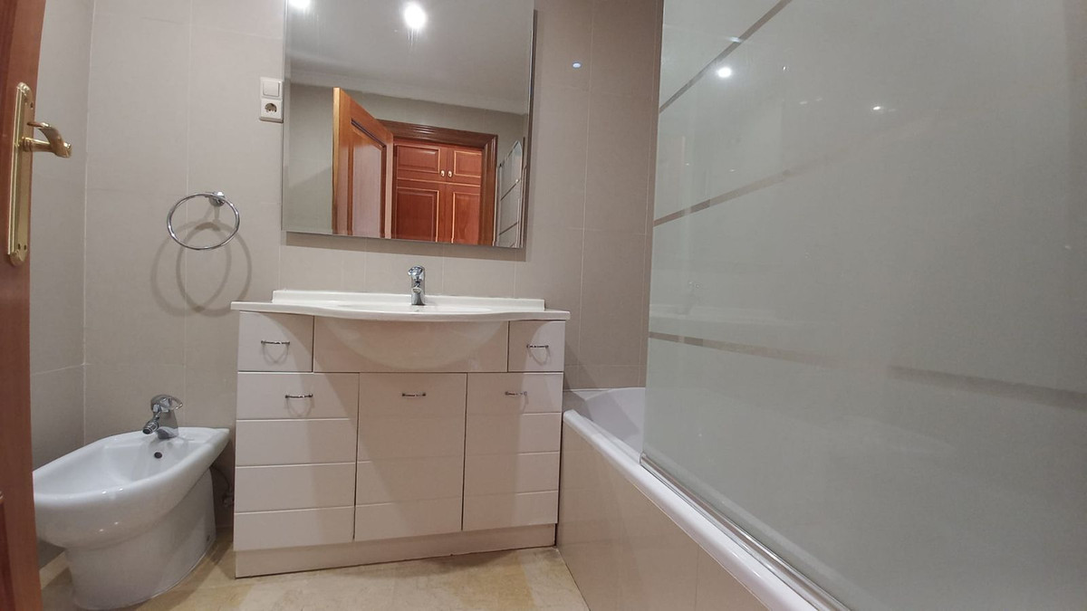 Se vende Apartamento Planta Media de 2 dormitorios en Costa Del Sol, Málaga, España