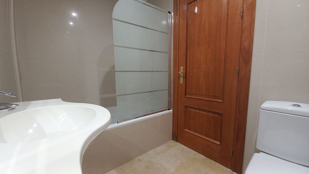 Se vende Apartamento Planta Media de 2 dormitorios en Costa Del Sol, Málaga, España