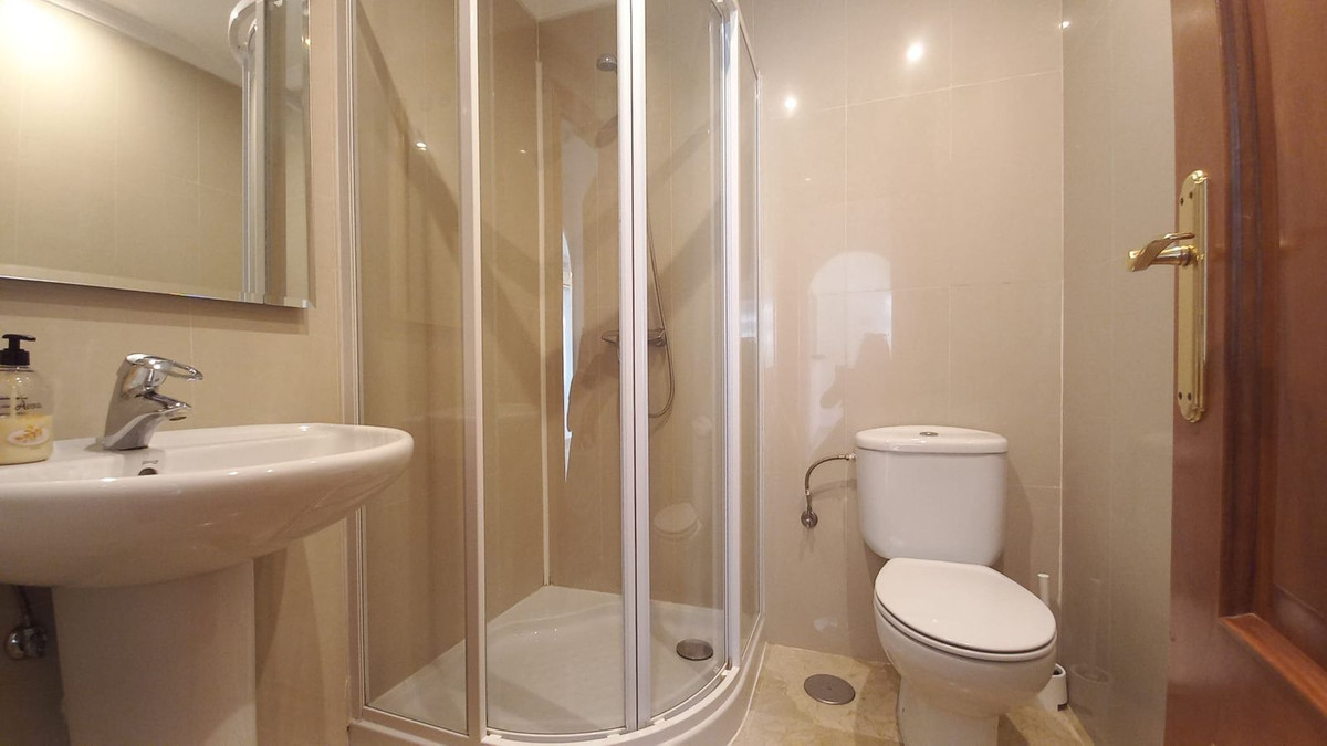 Se vende Apartamento Planta Media de 2 dormitorios en Costa Del Sol, Málaga, España