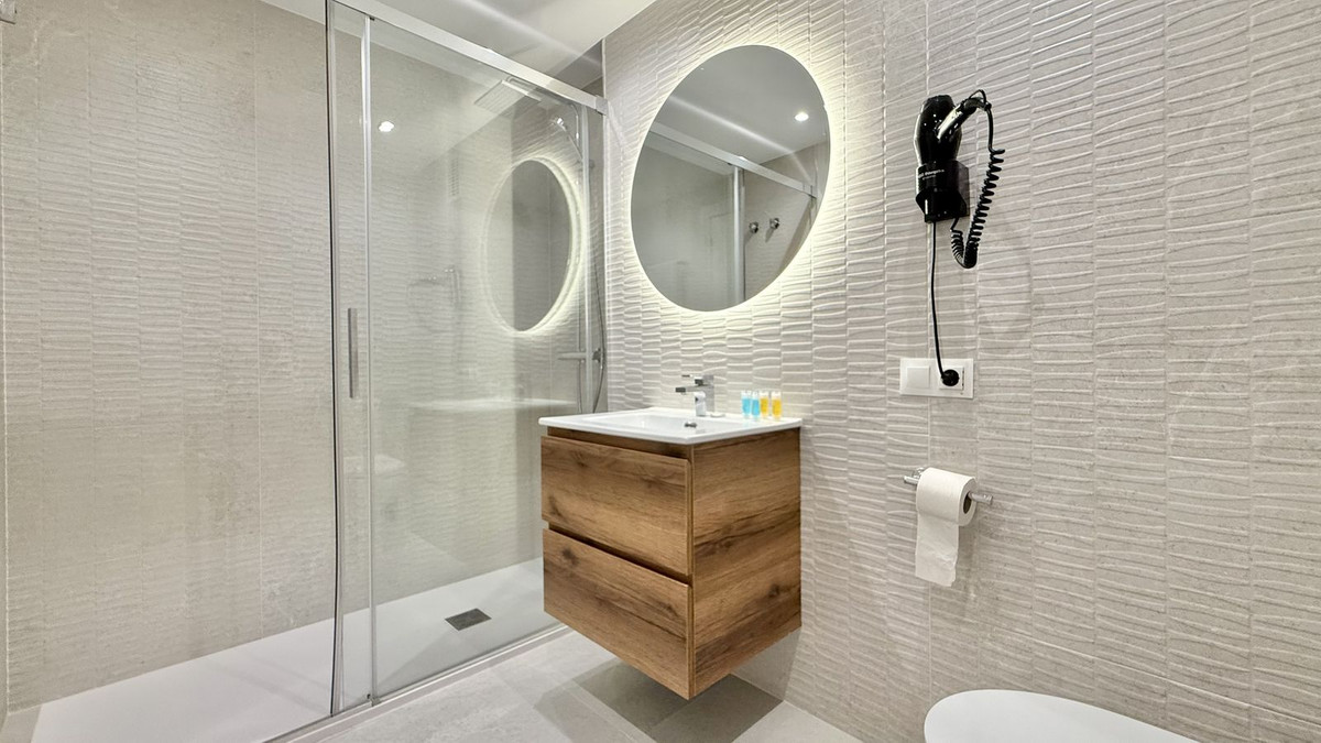 2 Bed Apartment for sale in Benahavís Costa Del Sol, Málaga, Spain