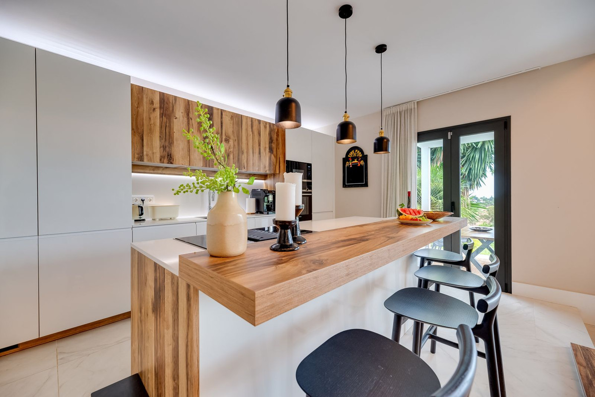 4 Bed Townhouse for sale in El Paraiso Costa Del Sol, Málaga, Spain