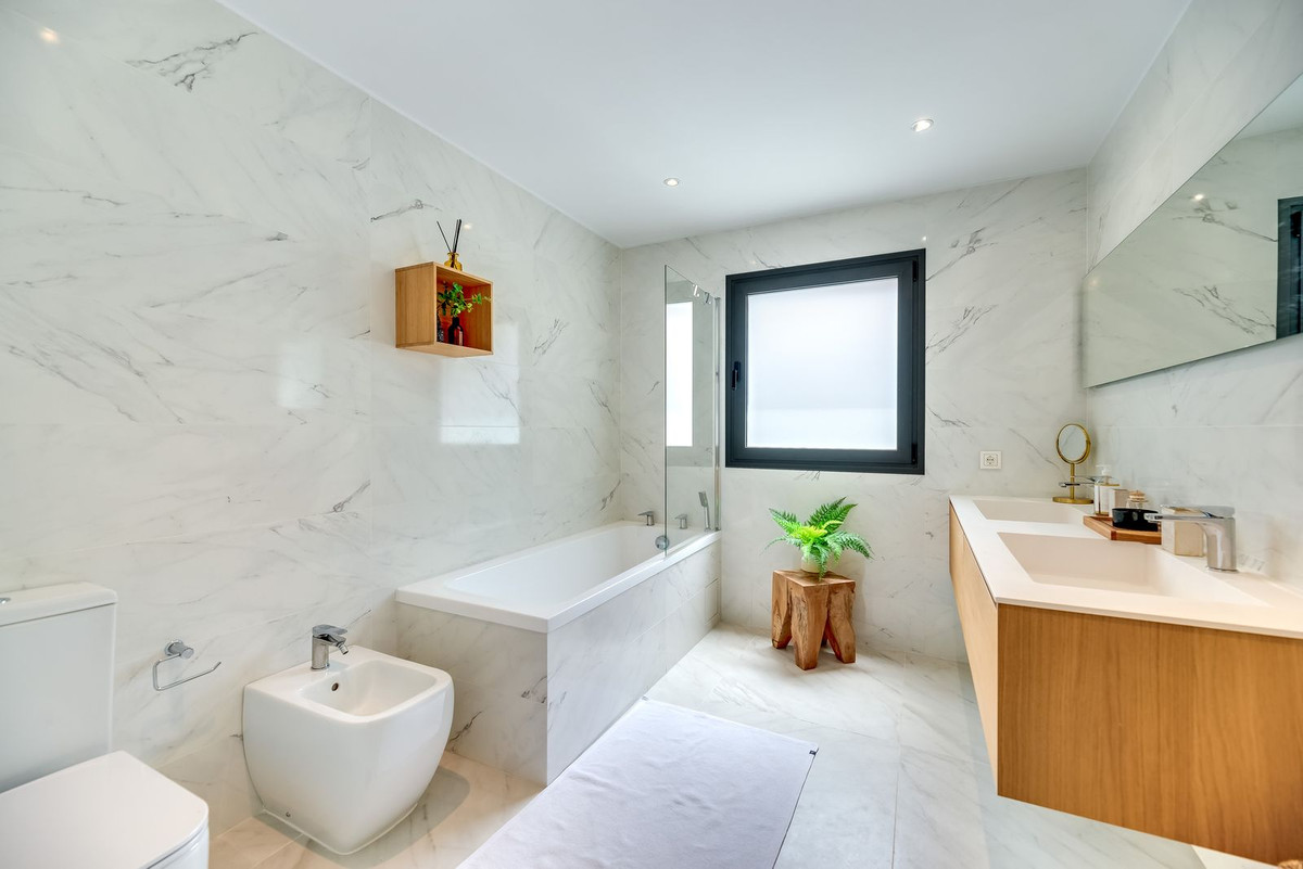 4 Bed Townhouse for sale in El Paraiso Costa Del Sol, Málaga, Spain