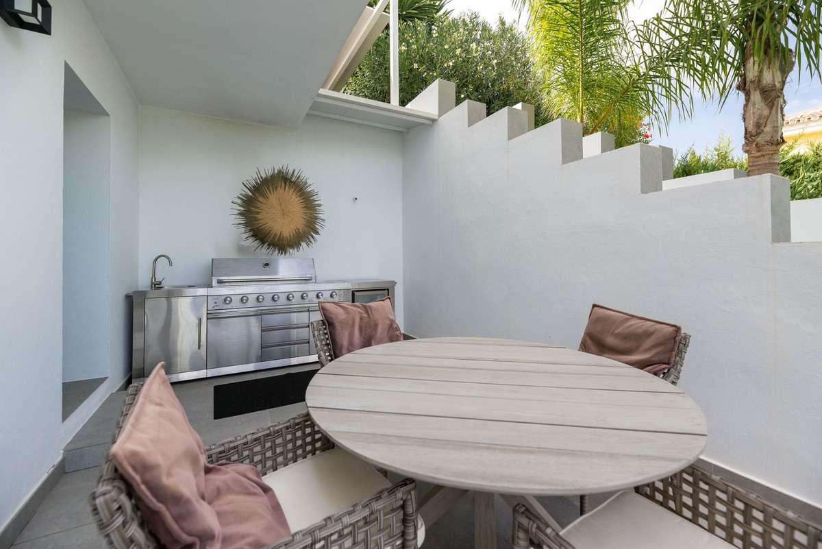 4 Bed Townhouse for sale in El Paraiso Costa Del Sol, Málaga, Spain