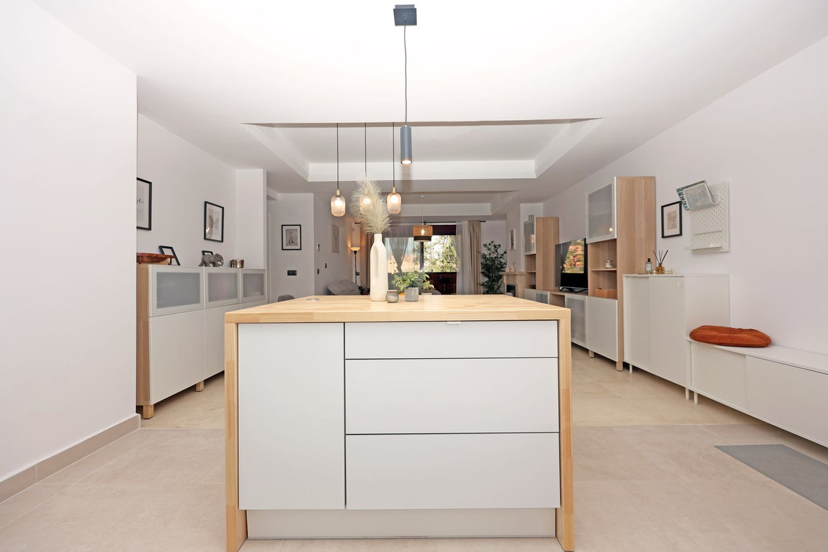 2 Bed Apartment for sale in La Mairena Costa Del Sol, Málaga, Spain
