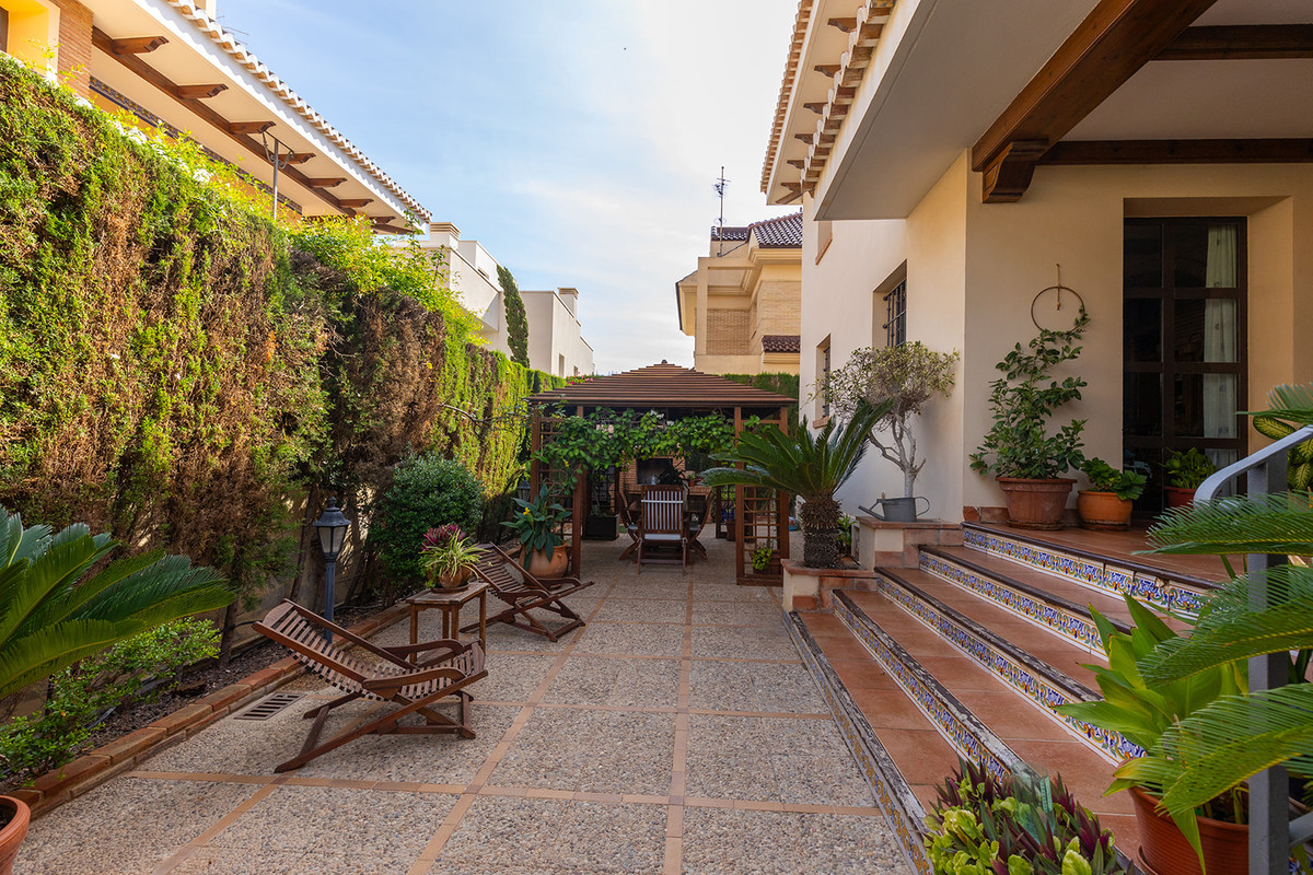 6 Bed Townhouse for sale in La Veleta Costa Blanca, Alicante, Spain