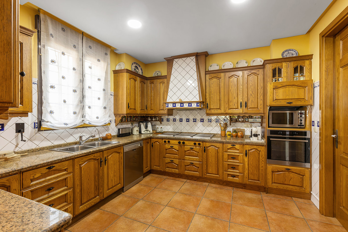 6 Bed Townhouse for sale in La Veleta Costa Blanca, Alicante, Spain