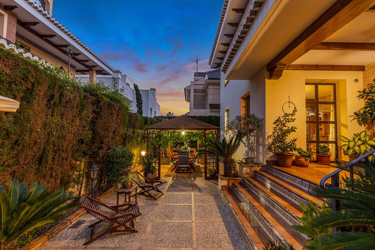 6 Bed Townhouse for sale in La Veleta Costa Blanca, Alicante, Spain