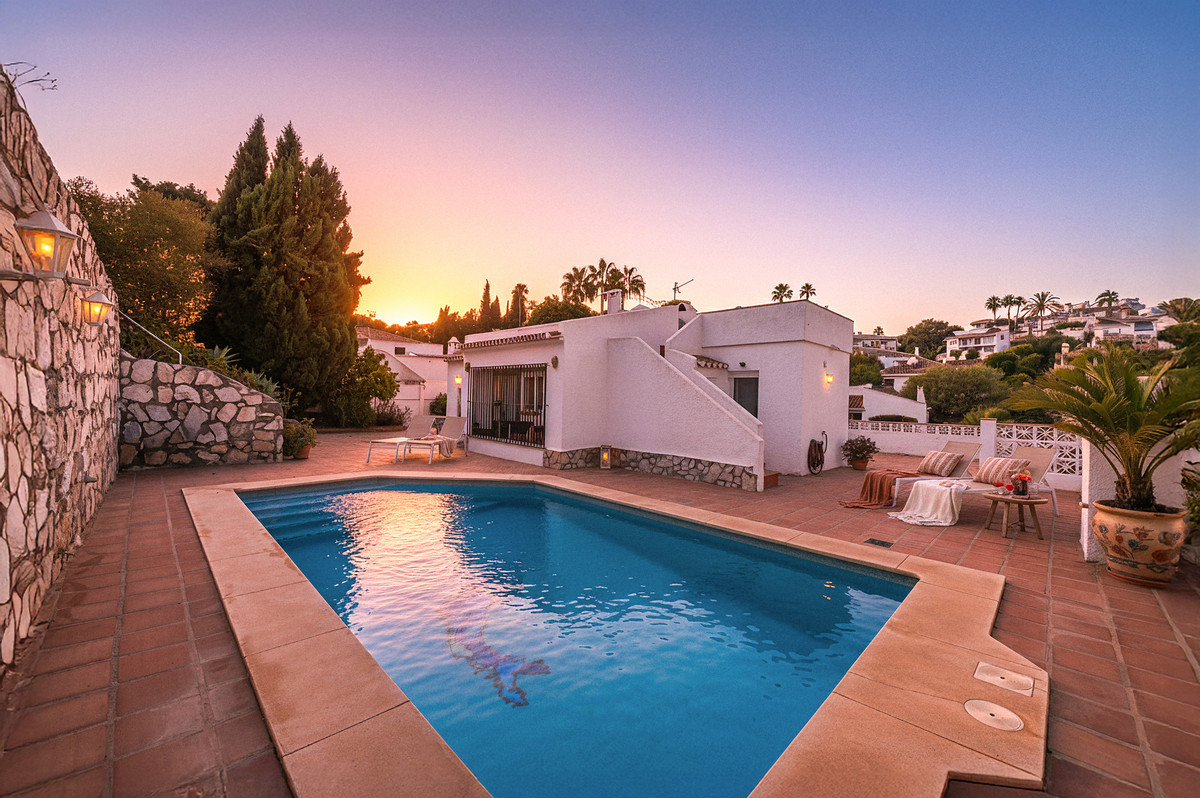 3 Bed Townhouse for sale in Cerros Del Aguila Costa Del Sol, Málaga, Spain