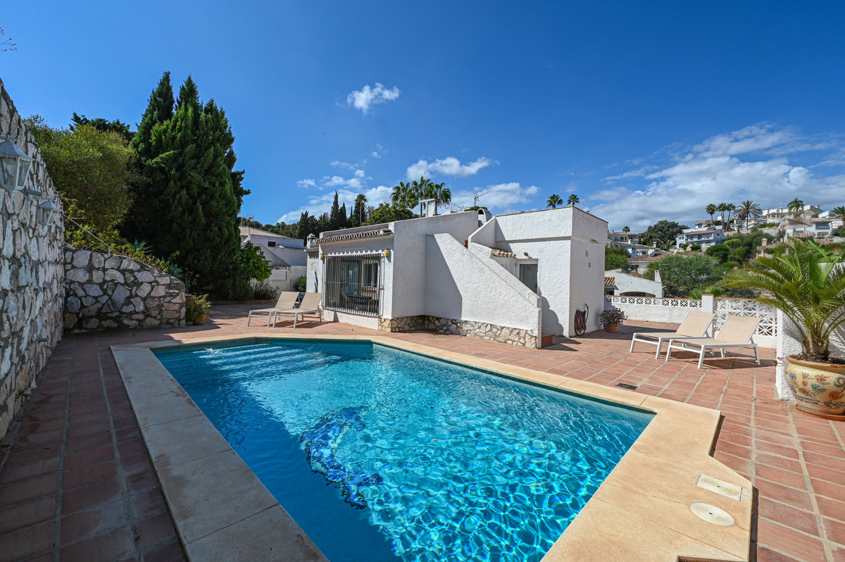 3 Bed Townhouse for sale in Cerros Del Aguila Costa Del Sol, Málaga, Spain