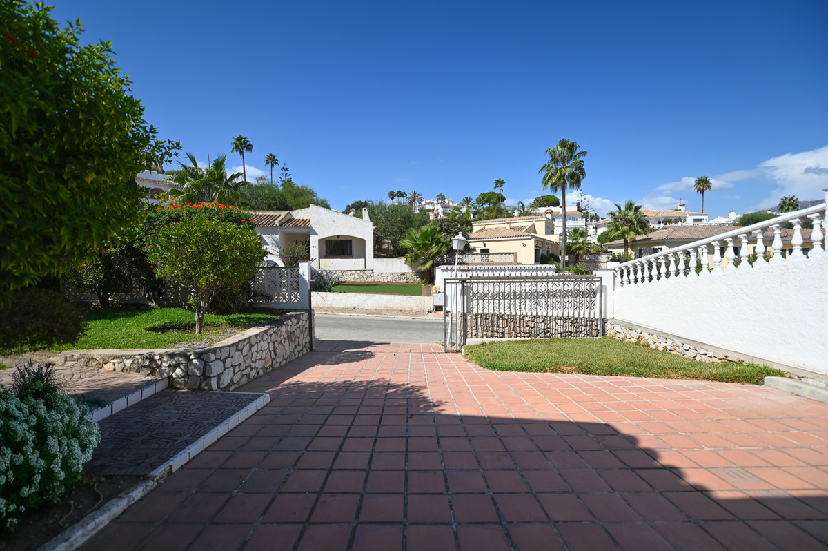 3 Bed Townhouse for sale in Cerros Del Aguila Costa Del Sol, Málaga, Spain