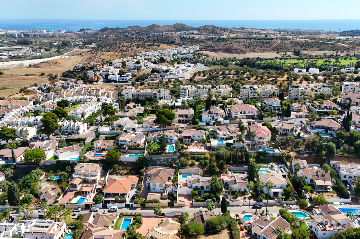 3 Bed Townhouse for sale in Cerros Del Aguila Costa Del Sol, Málaga, Spain