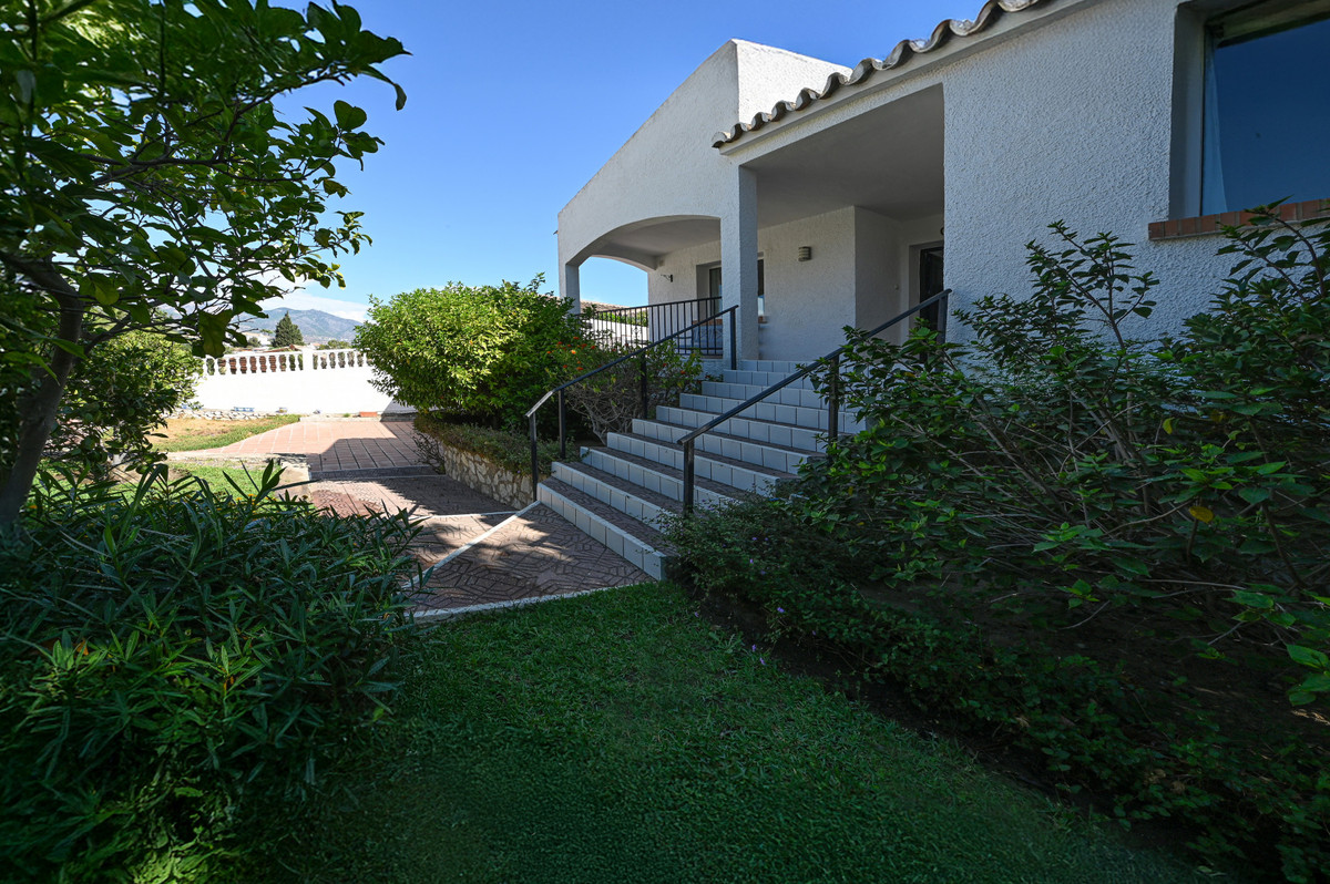 3 Bed Townhouse for sale in Cerros Del Aguila Costa Del Sol, Málaga, Spain