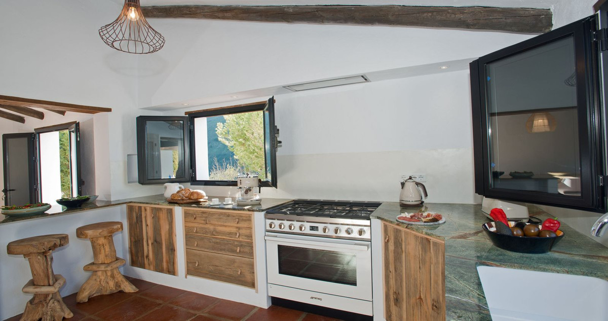 4 Bed Townhouse for sale in Canillas De Aceituno Costa Del Sol East, Málaga, Spain