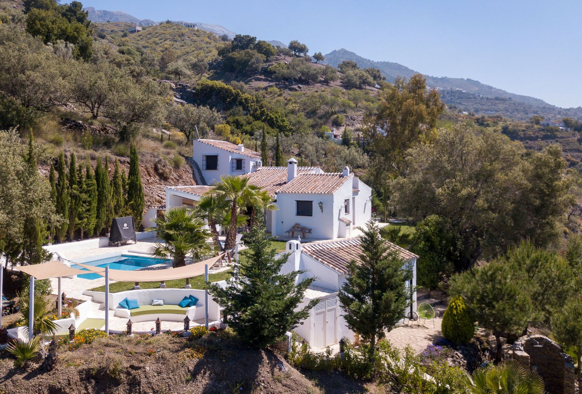 4 Bed Townhouse for sale in Canillas De Aceituno Costa Del Sol East, Málaga, Spain
