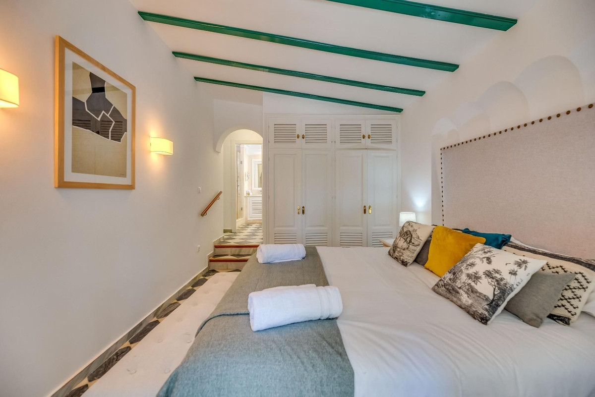 5 Bed Townhouse for sale in Nueva Andalucía Costa Del Sol, Málaga, Spain