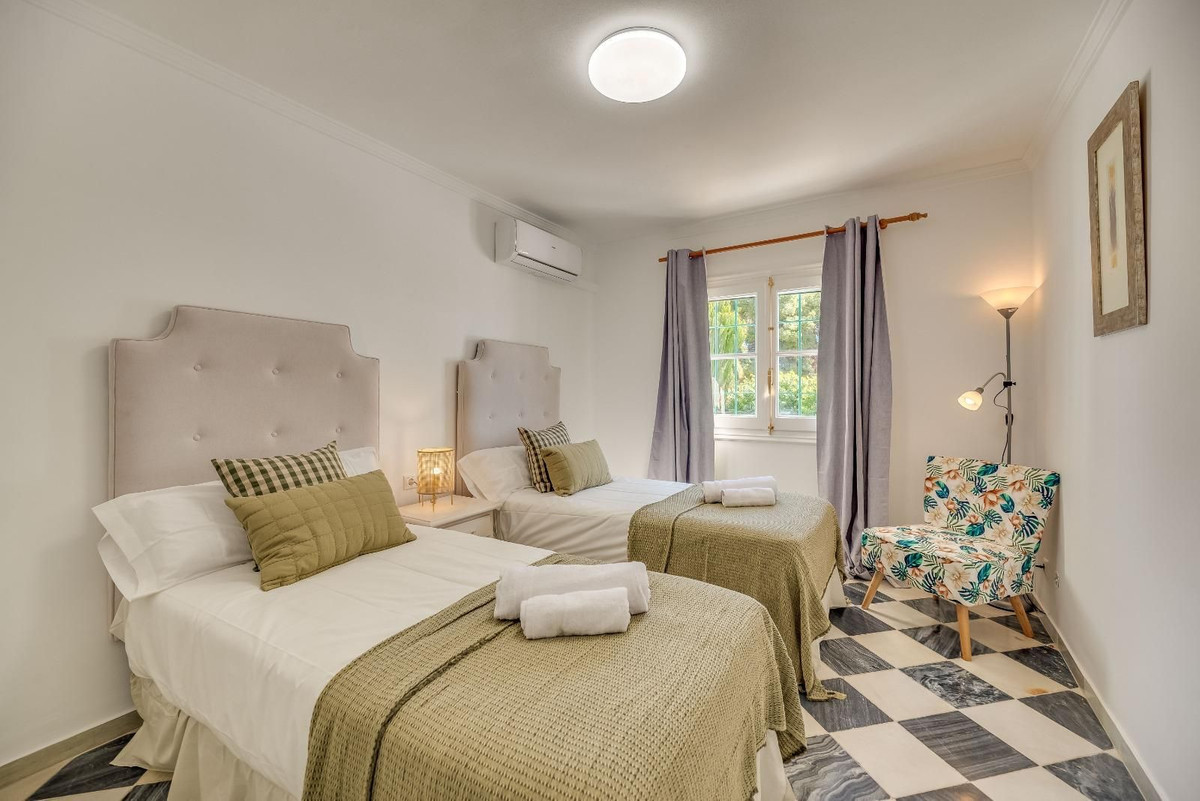 5 Bed Townhouse for sale in Nueva Andalucía Costa Del Sol, Málaga, Spain