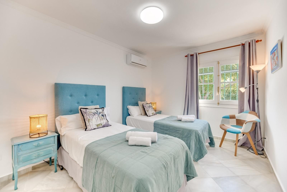 5 Bed Townhouse for sale in Nueva Andalucía Costa Del Sol, Málaga, Spain