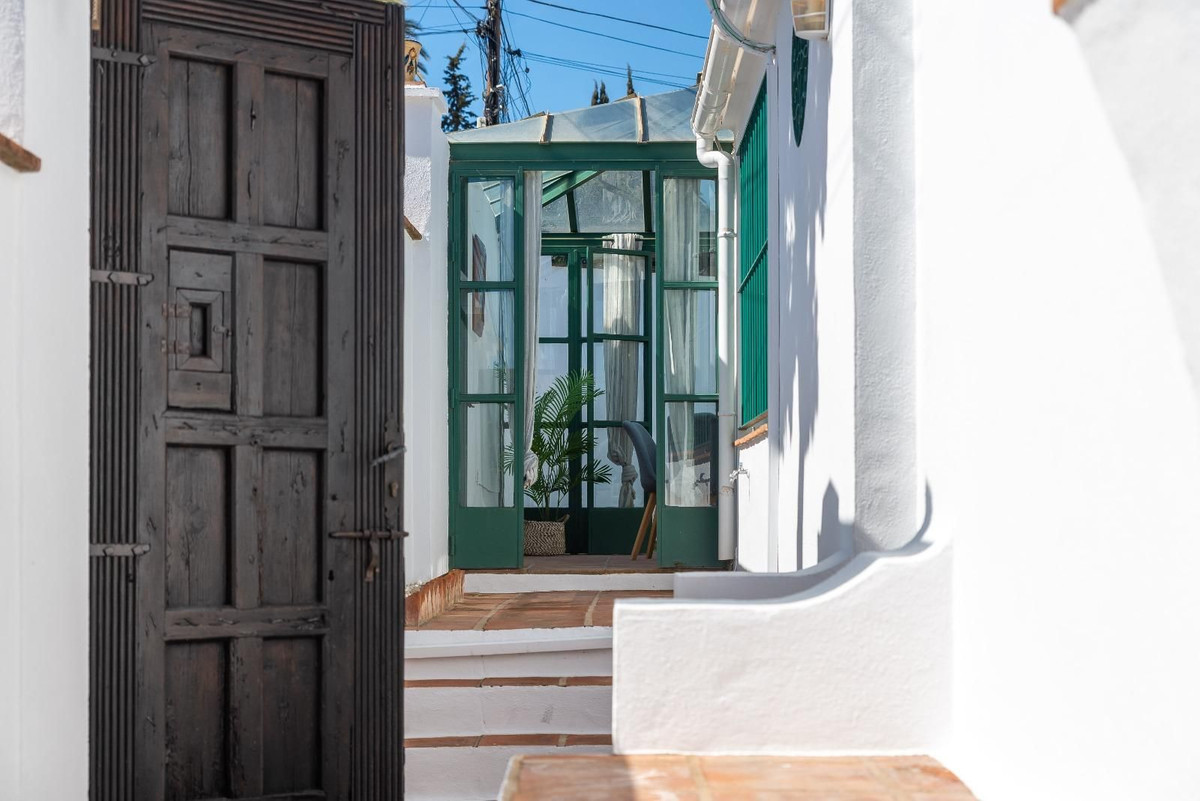 5 Bed Townhouse for sale in Nueva Andalucía Costa Del Sol, Málaga, Spain