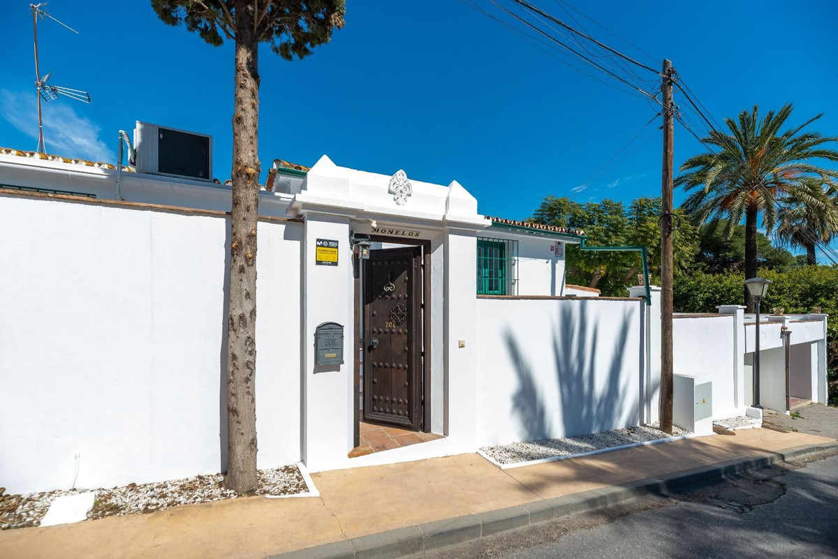 5 Bed Townhouse for sale in Nueva Andalucía Costa Del Sol, Málaga, Spain