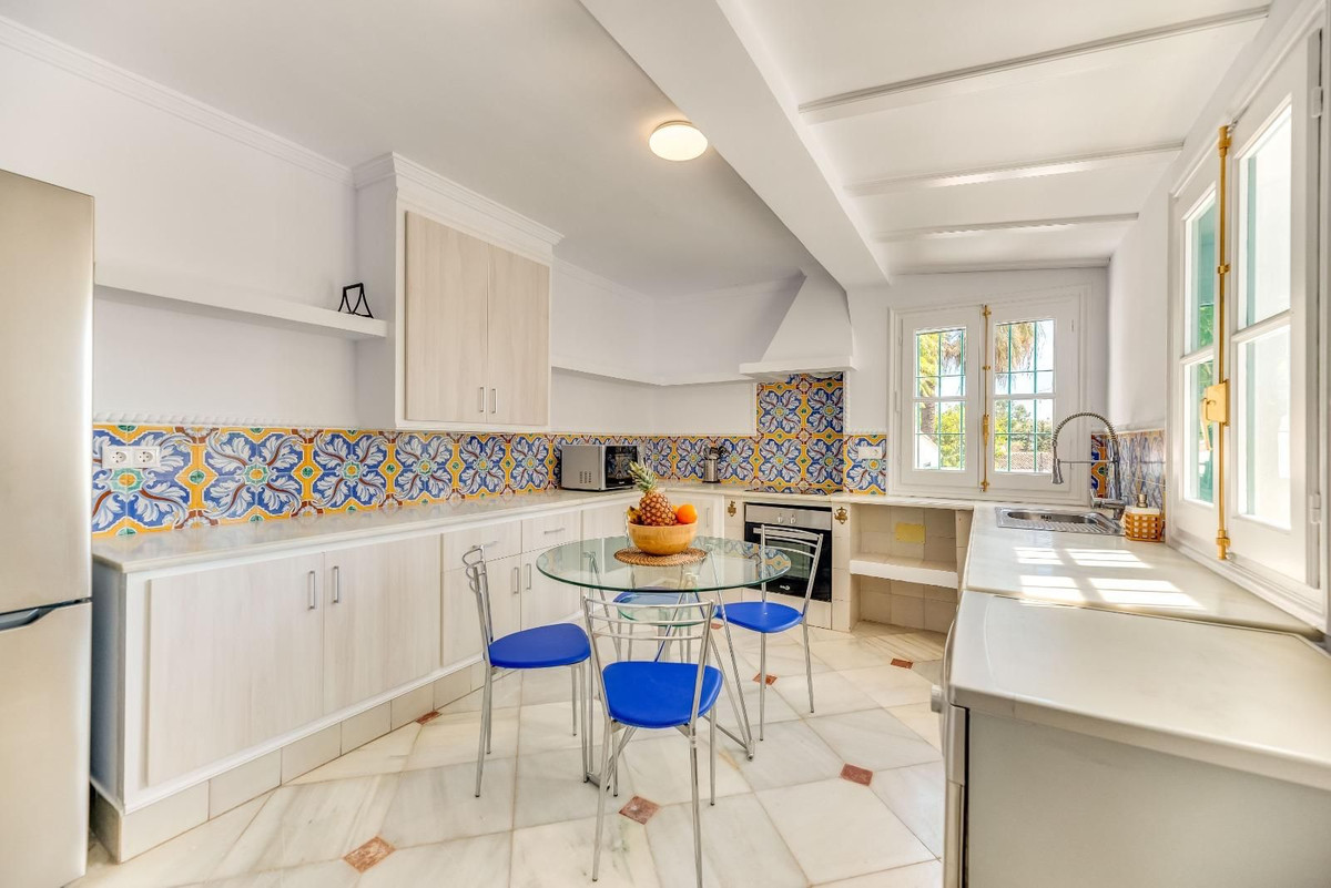 5 Bed Townhouse for sale in Nueva Andalucía Costa Del Sol, Málaga, Spain