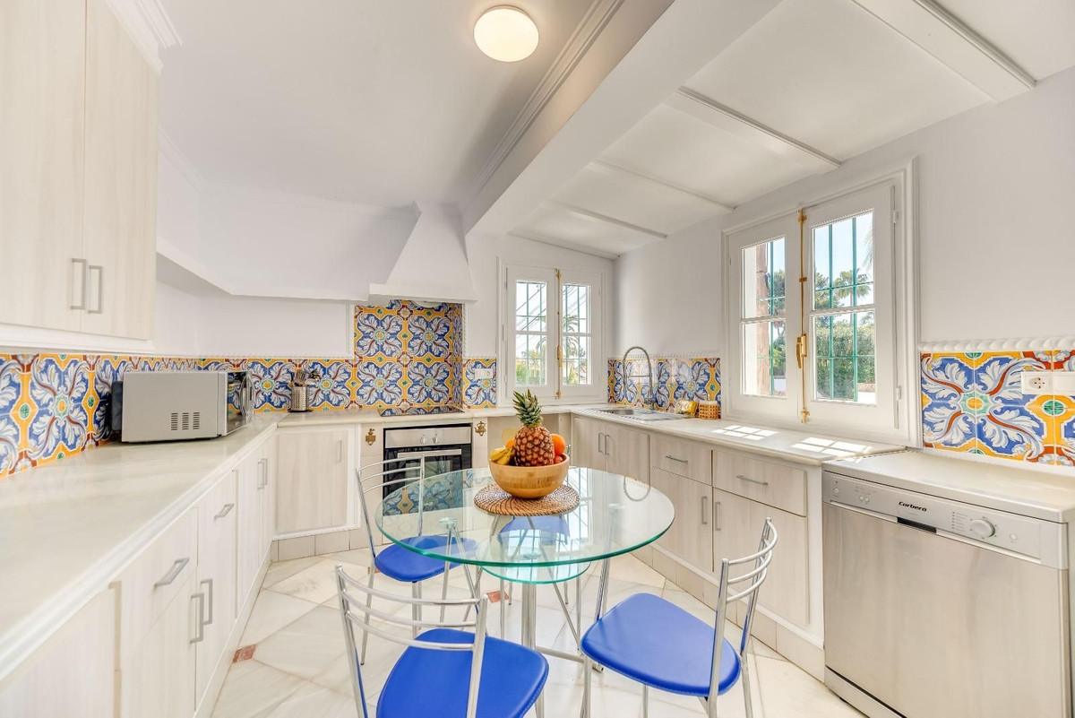 5 Bed Townhouse for sale in Nueva Andalucía Costa Del Sol, Málaga, Spain