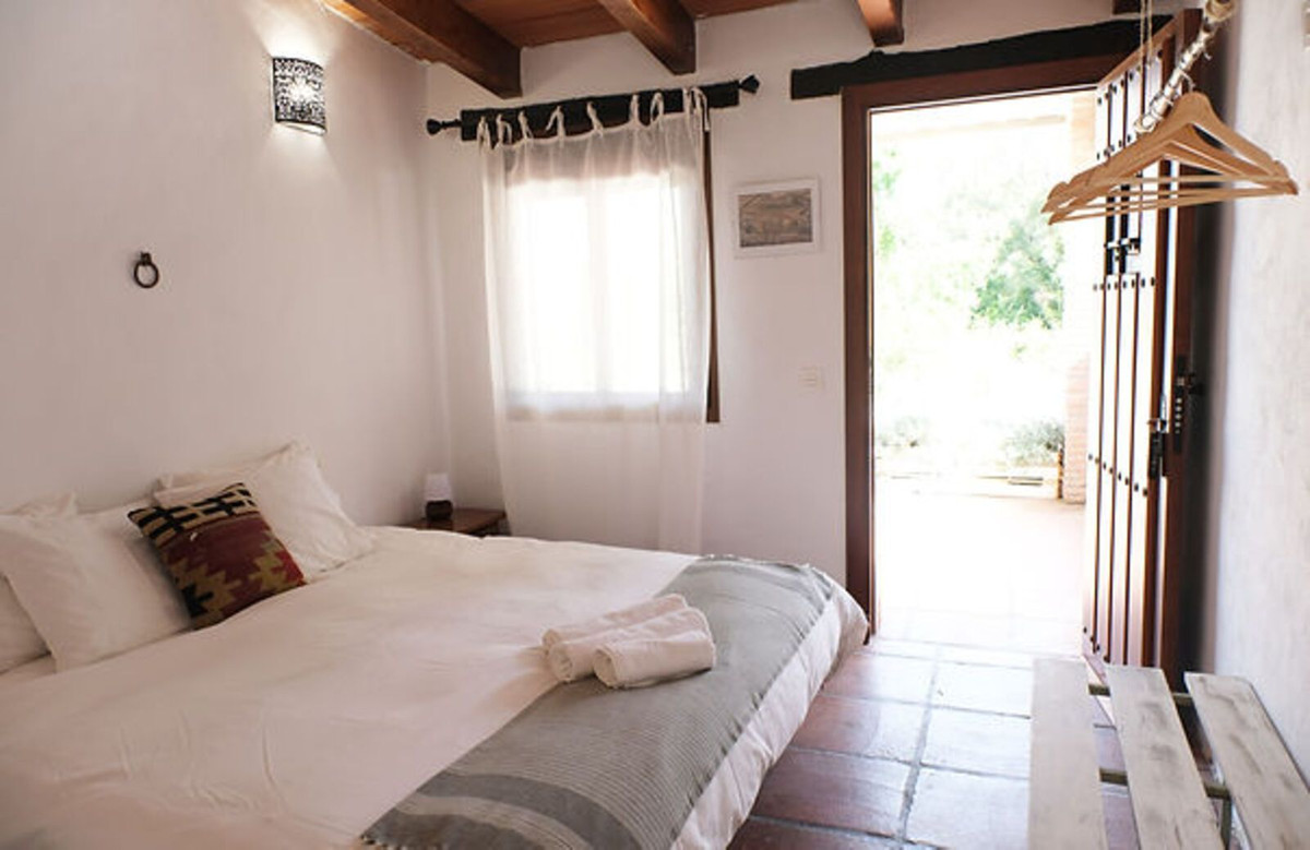 6 Bed Townhouse for sale in Casares Costa Del Sol, Málaga, Spain