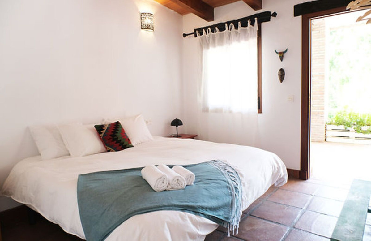 6 Bed Townhouse for sale in Casares Costa Del Sol, Málaga, Spain