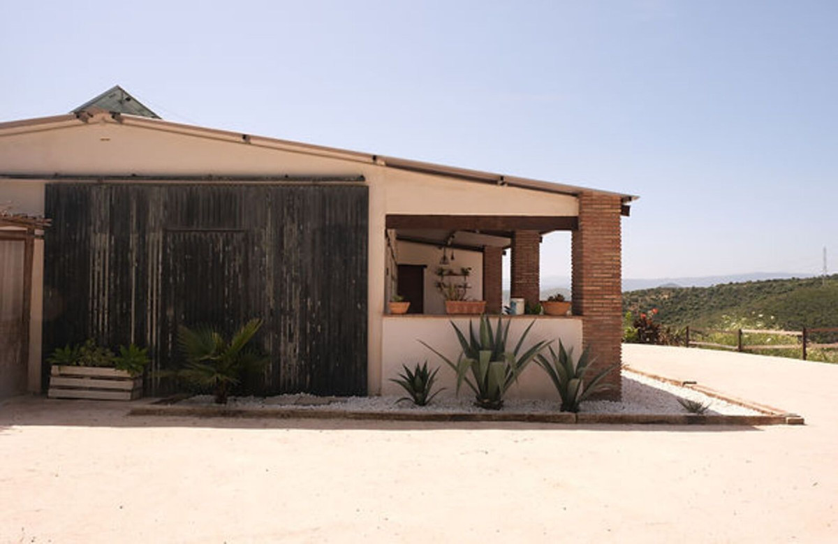 6 Bed Townhouse for sale in Casares Costa Del Sol, Málaga, Spain