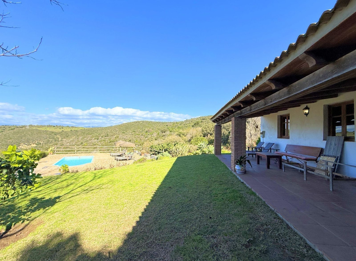6 Bed Townhouse for sale in Casares Costa Del Sol, Málaga, Spain
