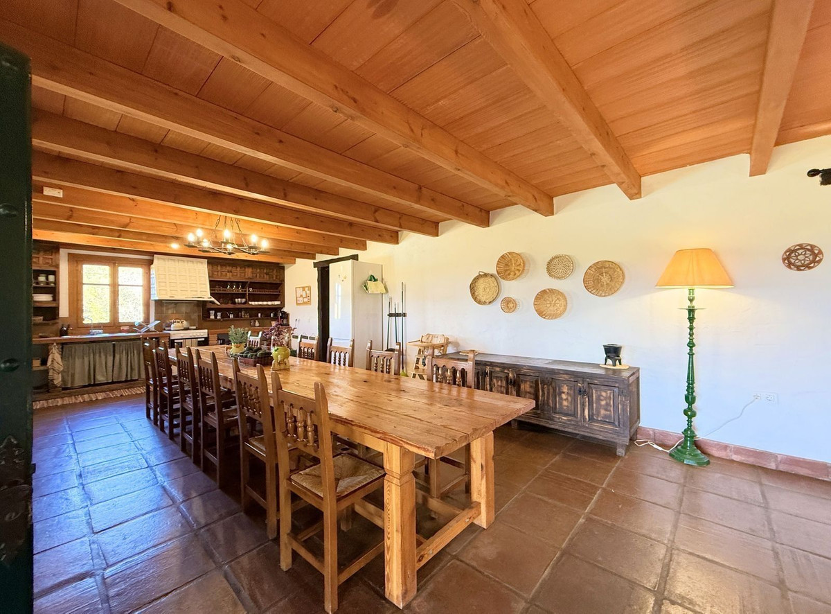 6 Bed Townhouse for sale in Casares Costa Del Sol, Málaga, Spain