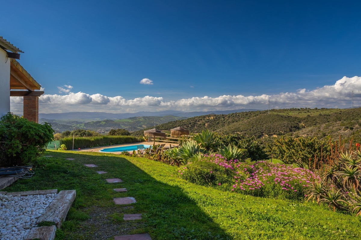 6 Bed Townhouse for sale in Casares Costa Del Sol, Málaga, Spain