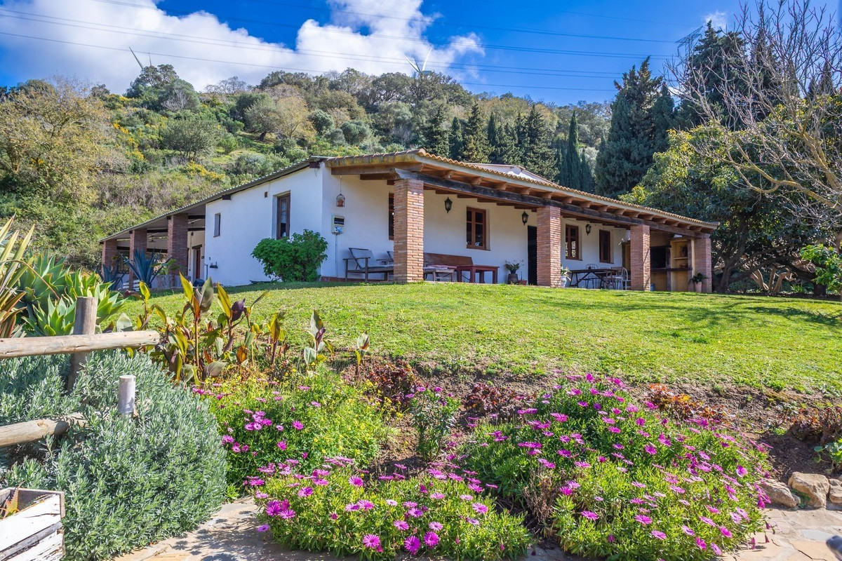 6 Bed Townhouse for sale in Casares Costa Del Sol, Málaga, Spain