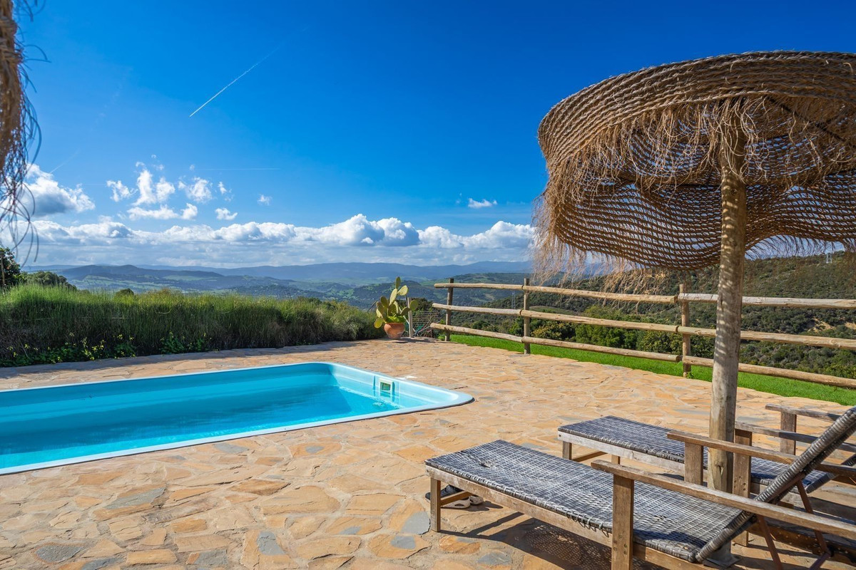 6 Bed Townhouse for sale in Casares Costa Del Sol, Málaga, Spain
