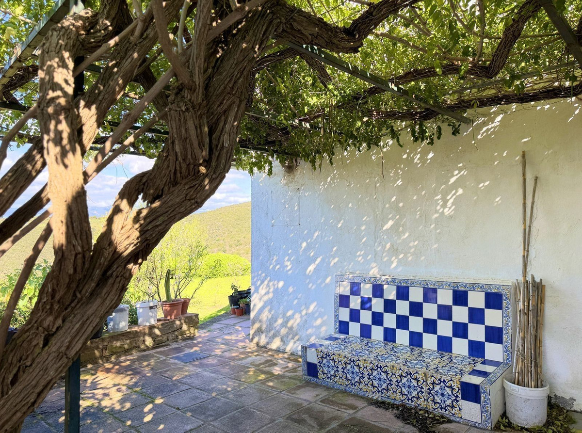 6 Bed Townhouse for sale in Casares Costa Del Sol, Málaga, Spain