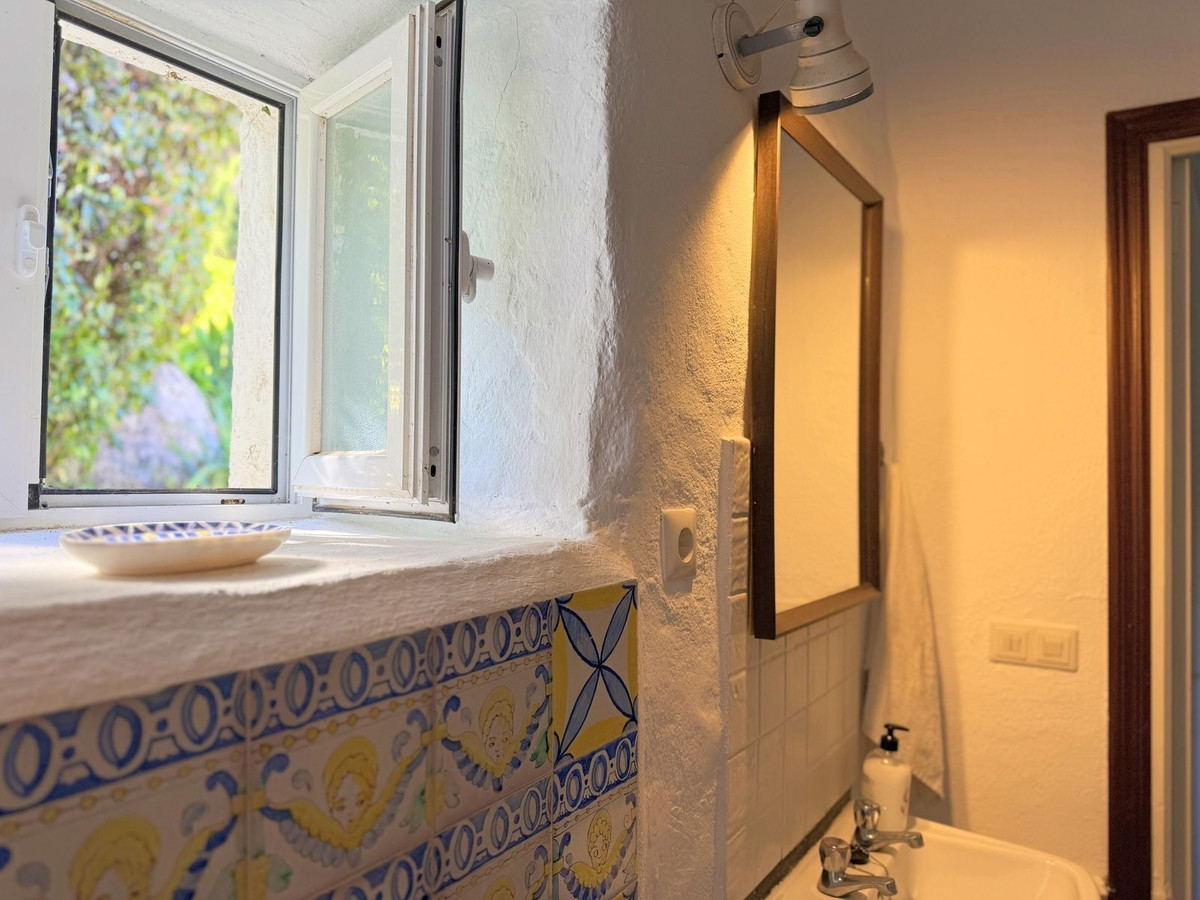 6 Bed Townhouse for sale in Casares Costa Del Sol, Málaga, Spain
