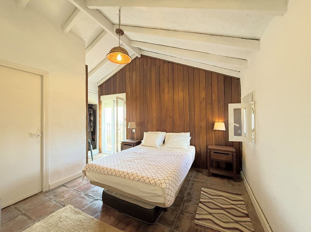 6 Bed Townhouse for sale in Casares Costa Del Sol, Málaga, Spain