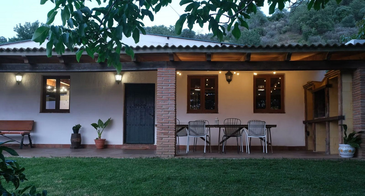 6 Bed Townhouse for sale in Casares Costa Del Sol, Málaga, Spain