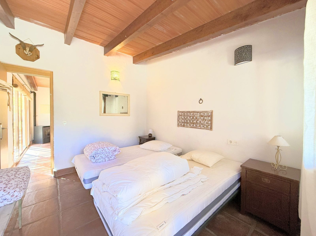 6 Bed Townhouse for sale in Casares Costa Del Sol, Málaga, Spain