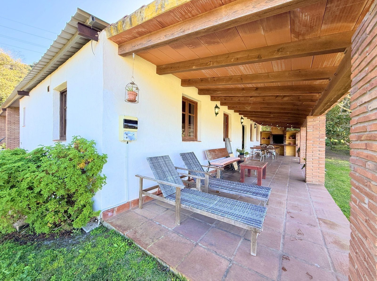 6 Bed Townhouse for sale in Casares Costa Del Sol, Málaga, Spain
