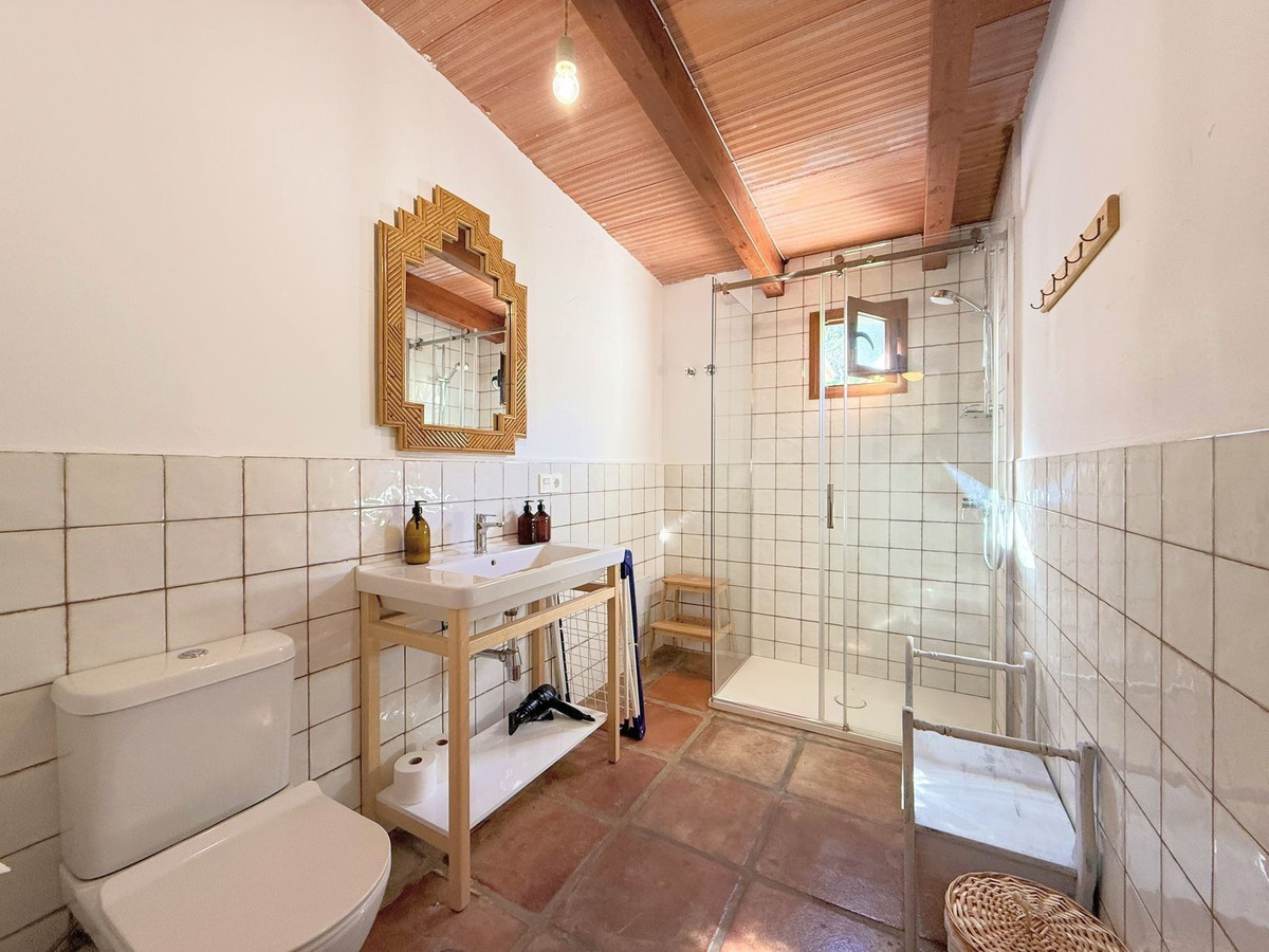 6 Bed Townhouse for sale in Casares Costa Del Sol, Málaga, Spain