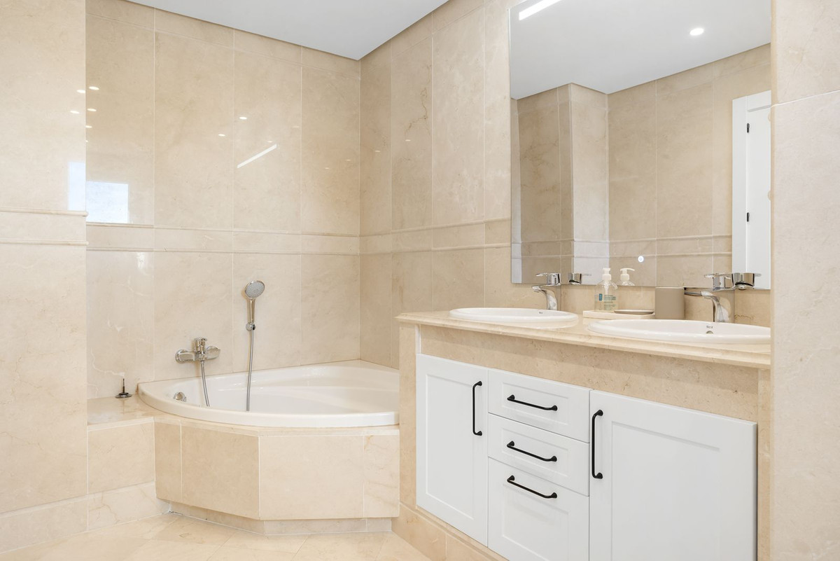 3 Bed Apartment for sale in Aloha Costa Del Sol, Málaga, Spain