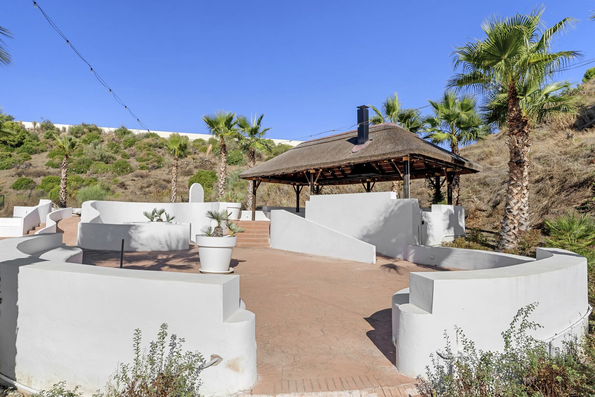3 Bed Apartment for sale in Aloha Costa Del Sol, Málaga, Spain